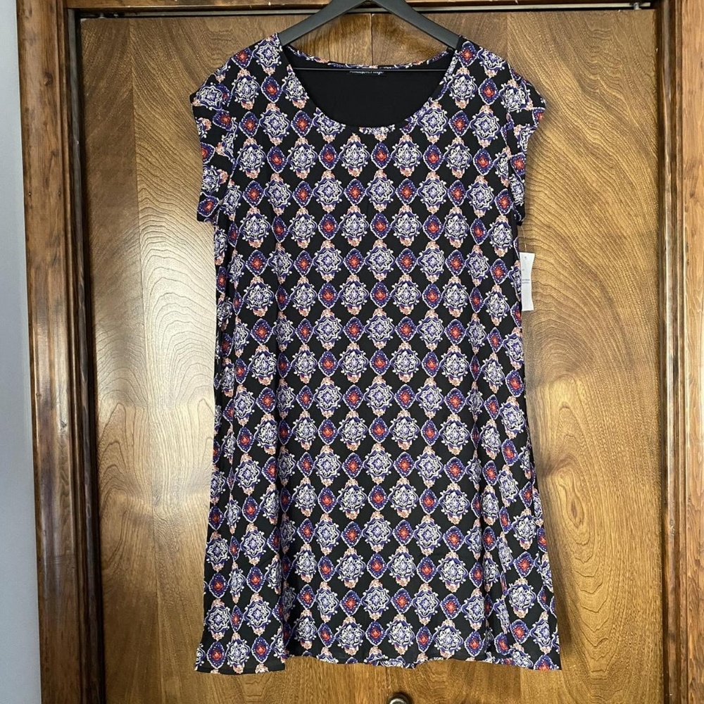Elegant Black and Red Patterned Dress